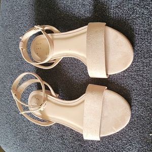 Women's 7.5 M ankle strap sandals
